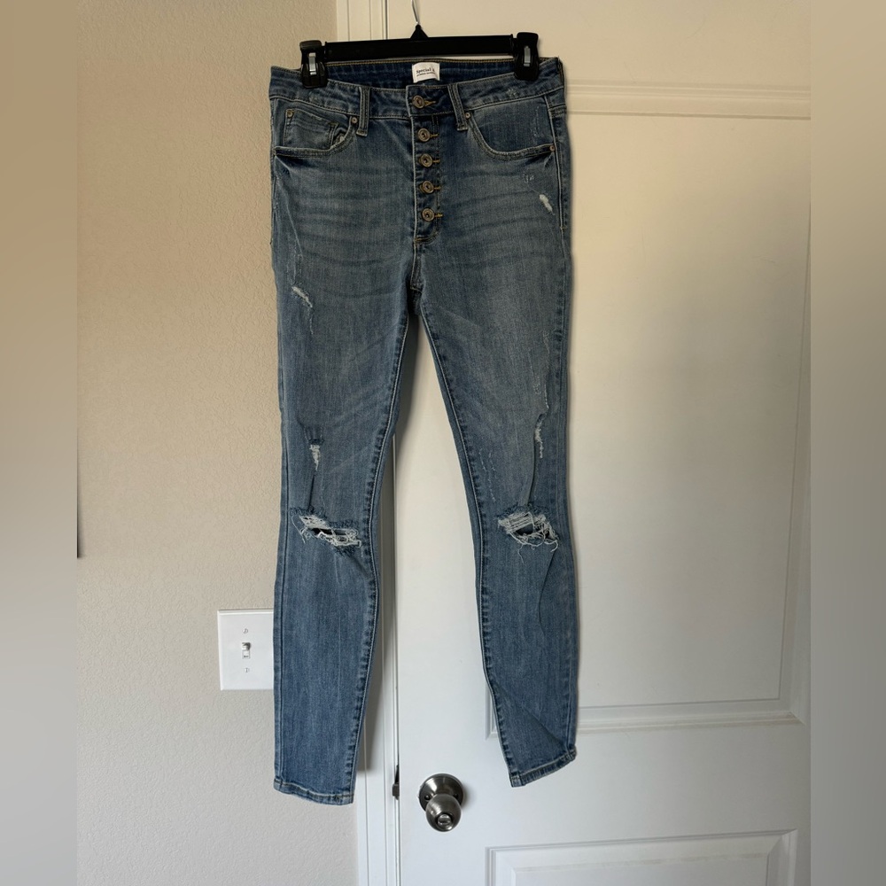 Women’s ripped, skinny, high waisted jeans. Size 7. Like new condition